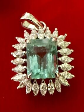 Stunning 18k white gold, diamond and natural Emerald Pendant